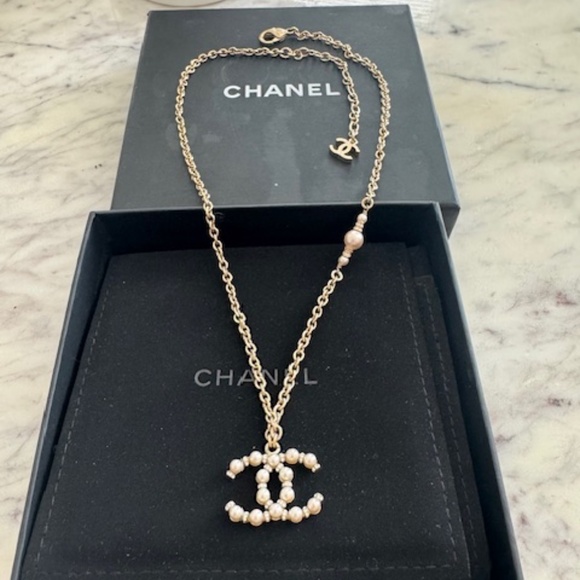 Authentic Chanel Faux Pearl Embellished CC Logo Necklace Gold Chain With Box - Picture 3 of 9